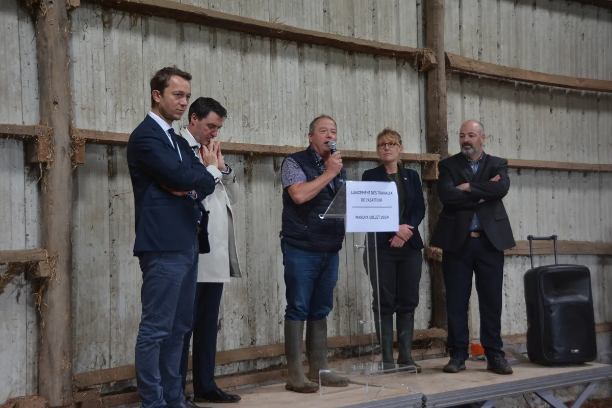 Des élus à la tribune - Illustration Les travaux de l’abattoir sont lancés