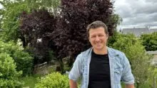 Jéremy Bezard dans son jardin