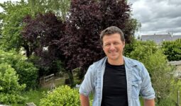 Jéremy Bezard dans son jardin