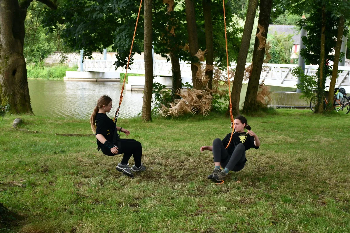 Deux jeunes filles font des danses aériennes proches du sol