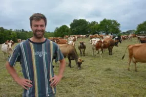 Baptiste Coent avec son troupeau de vache