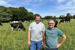 éleveurs devant prairies avec des vaches