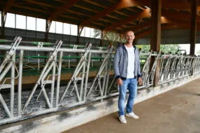 Henri-Jean Dolaine devant les cornadis avec vue sur le bâtiment