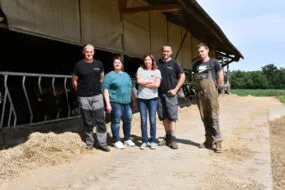 Toutes les personnes travaillant sur la ferme devant la stabulation des génisses