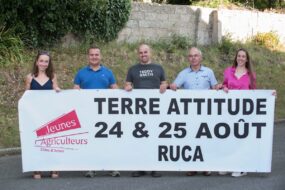 Cinq personnes tiennent une banderole pour annoncer la fête agricole Terre Attitude 2024.