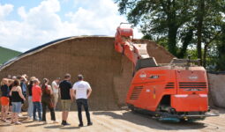 Groupe d'agriculteurs dans un silo de maïs