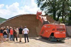 Groupe d'agriculteurs dans un silo de maïs