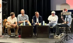 5 personnes pendant un débat