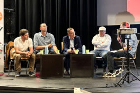 5 personnes pendant un débat
