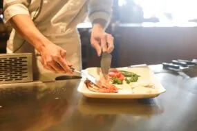 service dans une assiette dans une cantine