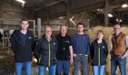 Paul Dilasser, technicien Nutrition Bovin viande Eureden, accompagné des membres du Gaec Cadiou Queguiner à Plougonven (29) et Raphaël Rivoalen, responsable territoire 29 nutrition bovine.
