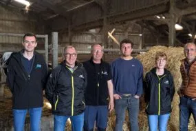 Paul Dilasser, technicien Nutrition Bovin viande Eureden, accompagné des membres du Gaec Cadiou Queguiner à Plougonven (29) et Raphaël Rivoalen, responsable territoire 29 nutrition bovine.