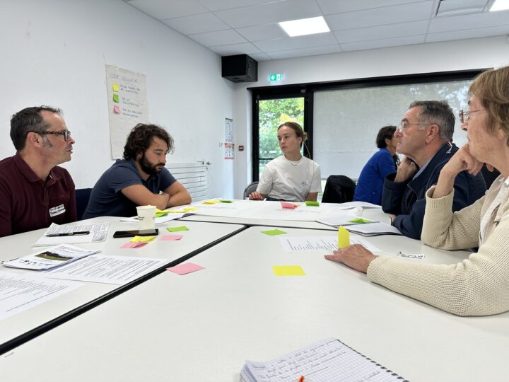 groupe de travail autour d'une table