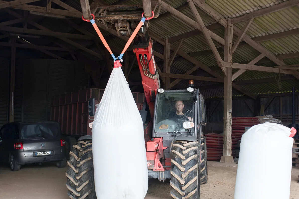 Un chariot télescopique lève une charge.  - Illustration Comment alléger sa charge mentale ?