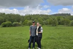 Un couple de producteurs de lait bretons dans une prairie