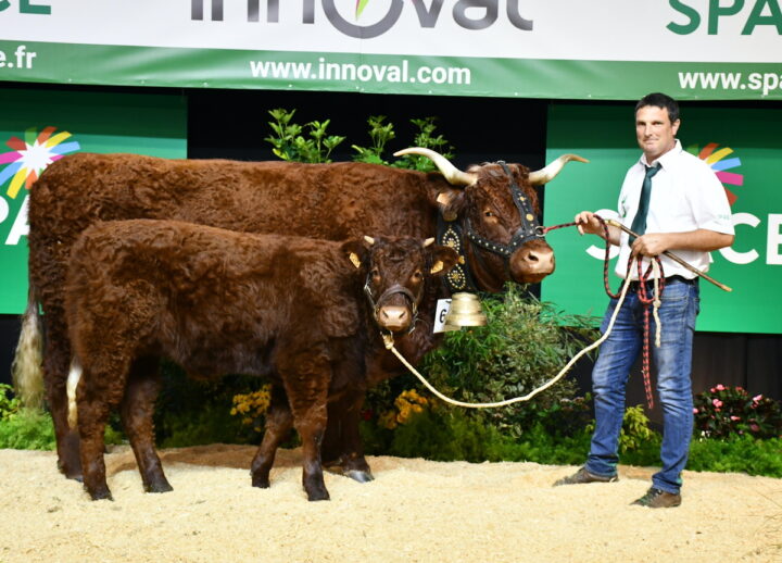 Mylène et son veau sur le podium avec l'éleveur