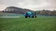 Tracteur et pulvérisateur travaillant au champ