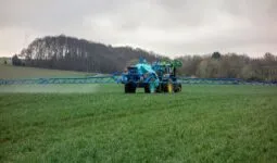 Tracteur et pulvérisateur travaillant au champ