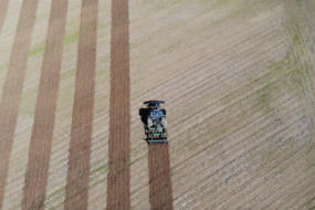 vue drone d'un robot agricole travaillant au champ