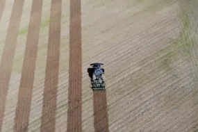 vue drone d'un robot agricole travaillant au champ