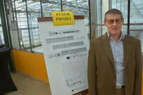 Jean-Yves Abgrall devant les plants de la future serre.