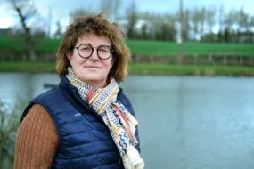 Sylvie Roudaut, une agricultrice devant un étang