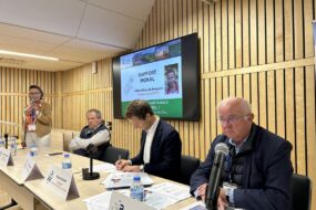 La tribune lors de l'assemblée des propriétaires ruraux dans le Finistère