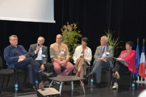 Personnes à une tribune