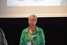 Une dame à une tribune
