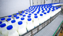 embouteillage de lait dans une usine