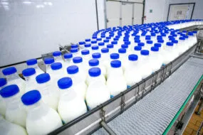 embouteillage de lait dans une usine
