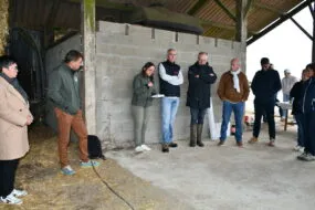Les élus et responsables agricoles dans un des bâtiments de la ferme