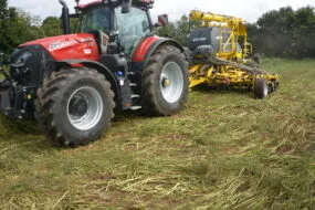 Tracteur avec un semoir