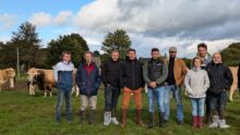 Les éleveurs sur une parcelle avec des Aubracs dans le fond