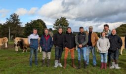 Les éleveurs sur une parcelle avec des Aubracs dans le fond