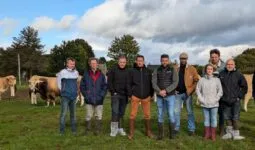Les éleveurs sur une parcelle avec des Aubracs dans le fond