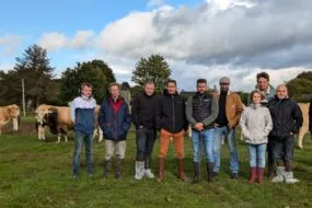 Les éleveurs sur une parcelle avec des Aubracs dans le fond