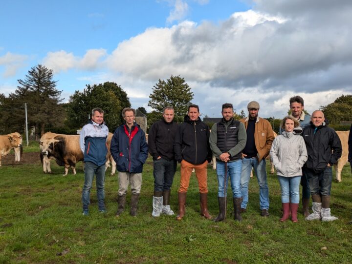 Les éleveurs sur une parcelle avec des Aubracs dans le fond