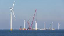 Un parc éolien en construction en pleine mer