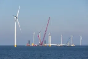 Un parc éolien en construction en pleine mer