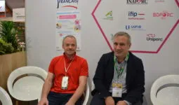 François-Régis Huet, chargé du dossier bien-être à la FNP et Éric Thébault, directeur de la FNP. assis lors d'un salon