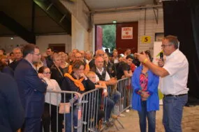 Groupe de gens interpellés par un éleveur