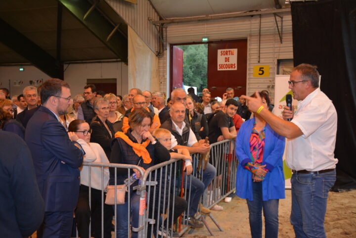 Groupe de gens interpellés par un éleveur