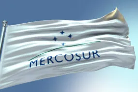 Un drapeau mercosur flottant au vent
