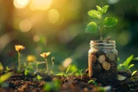 Bocal avec pièce d'argent au milieu jeunes pousses d'arbres