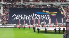 Le drapeau Agriculteurs de Bretagne déployé dans une tribune d'un stade de foot