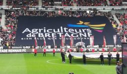 Le drapeau Agriculteurs de Bretagne déployé dans une tribune d'un stade de foot