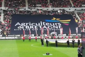 Le drapeau Agriculteurs de Bretagne déployé dans une tribune d'un stade de foot