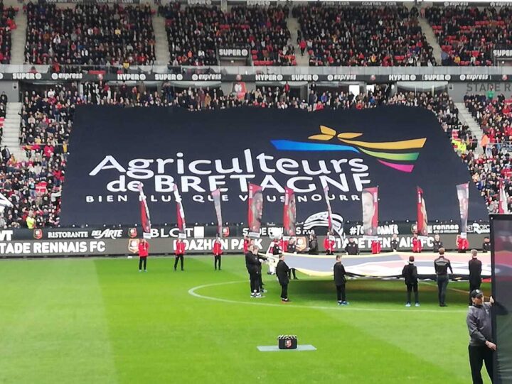 Le drapeau Agriculteurs de Bretagne déployé dans une tribune d'un stade de foot
