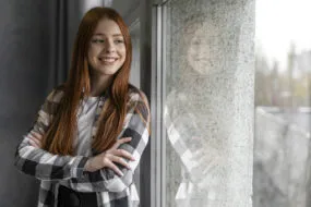 Une jeune fille à une fenêtre